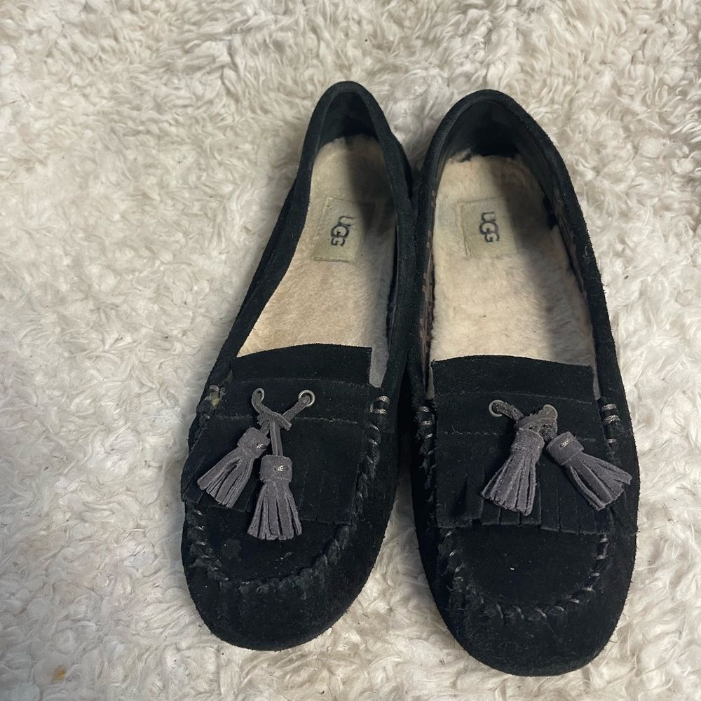 UGG Lizzy Moccasin Black Leather Suede Tassels accent SZ10
